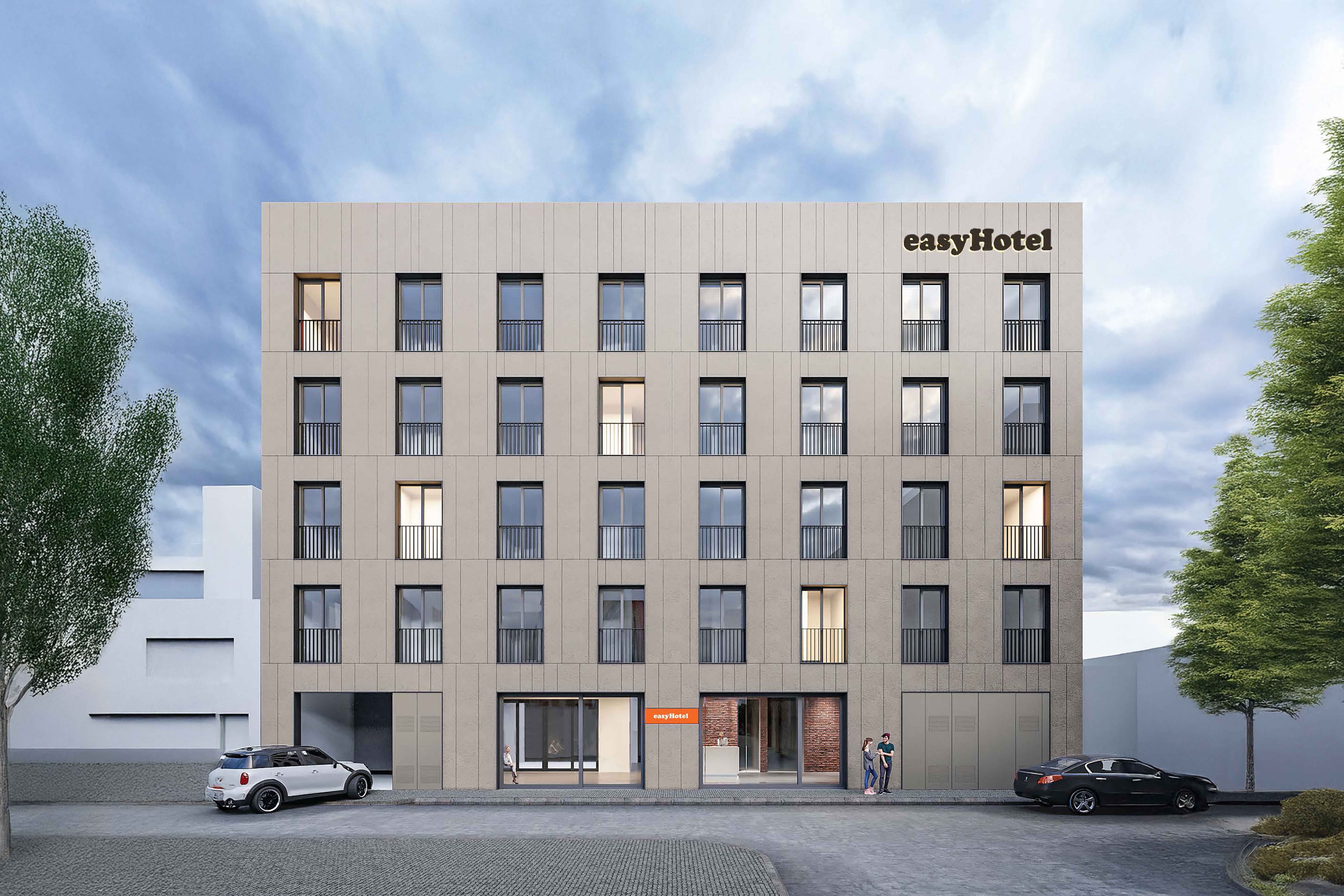 easyHotel Valencia Ciutat Vella: Exterior view of the modern beige hotel building with multiple windows and prominent easyHotel branding, seen from the street level.